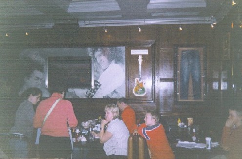 Pic to Sir May in hard Rock caffe/Paris